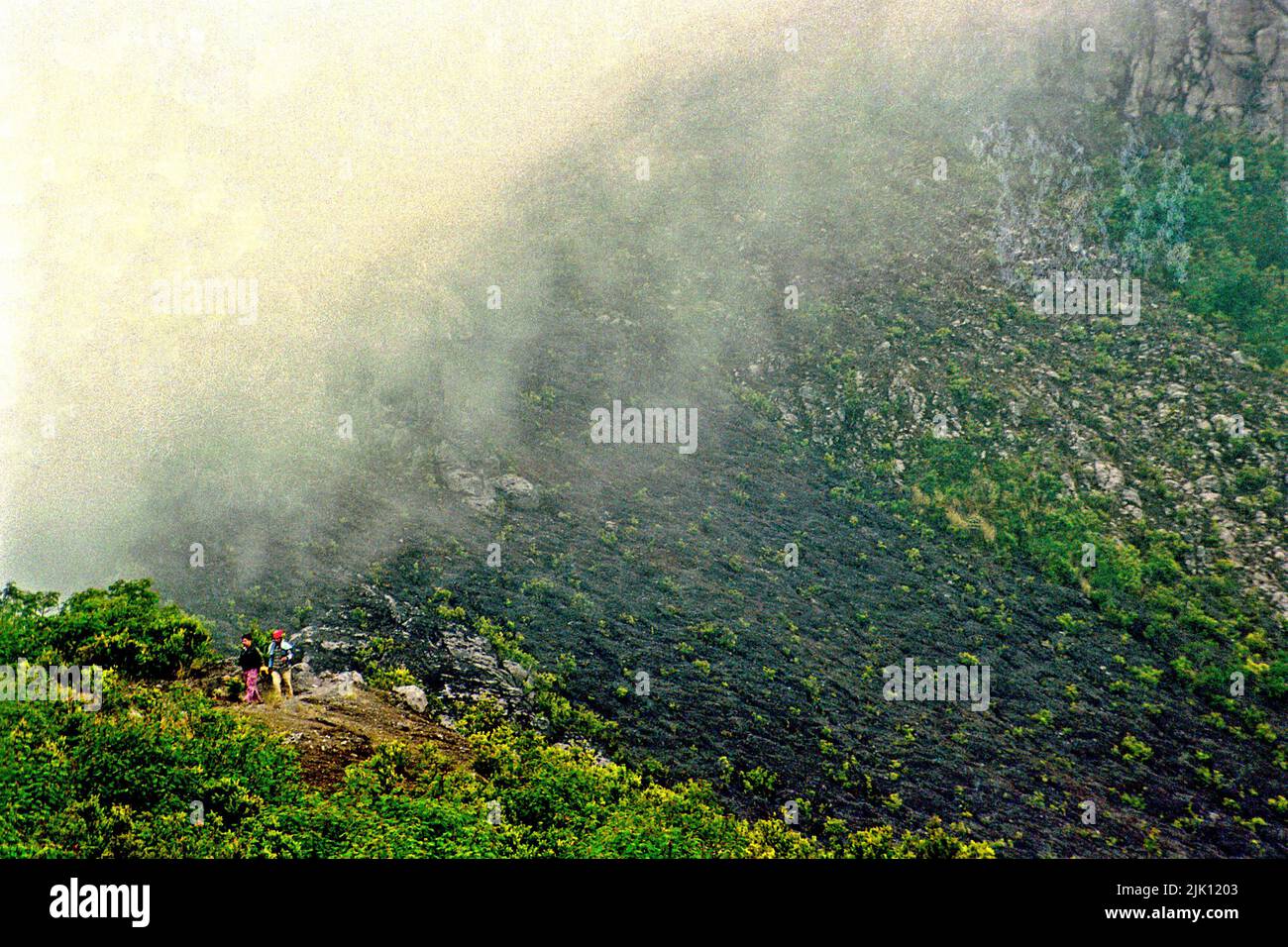 Ein Blick auf die Landschaft unter dem Gipfel des Monte Merapi ist von einem Pfad aus zu sehen, der von Selo, Boyolali, Zentral-Java, Indonesien, startet. Stockfoto