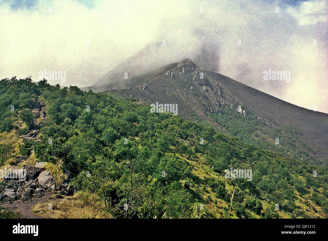 Der Gipfel des Vulkans Mount Merapi wird von einem Pfad aus gesehen, der von Selo, Boyolali, Zentraljava, Indonesien, aus gestartet wird. Stockfoto