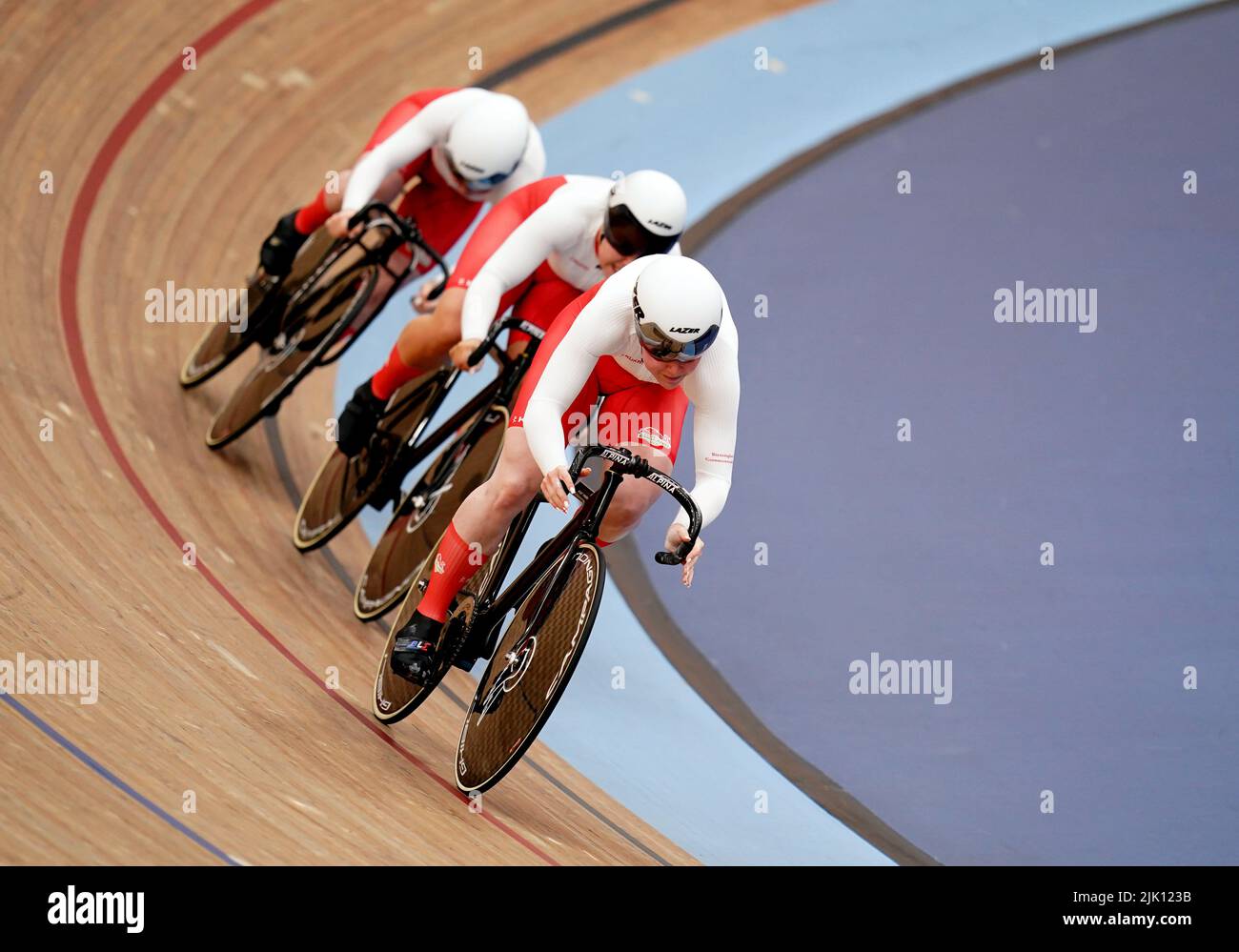 Die Engländerin Millie Tanner, Sophie Capewell und Blaine Ridge-Davis in Aktion während des Damen-Team-Sprints - Qualifying im Lee Valley VeloPark, London am ersten Tag der Commonwealth Games 2022. Bilddatum: Freitag, 29. Juli 2022. Stockfoto