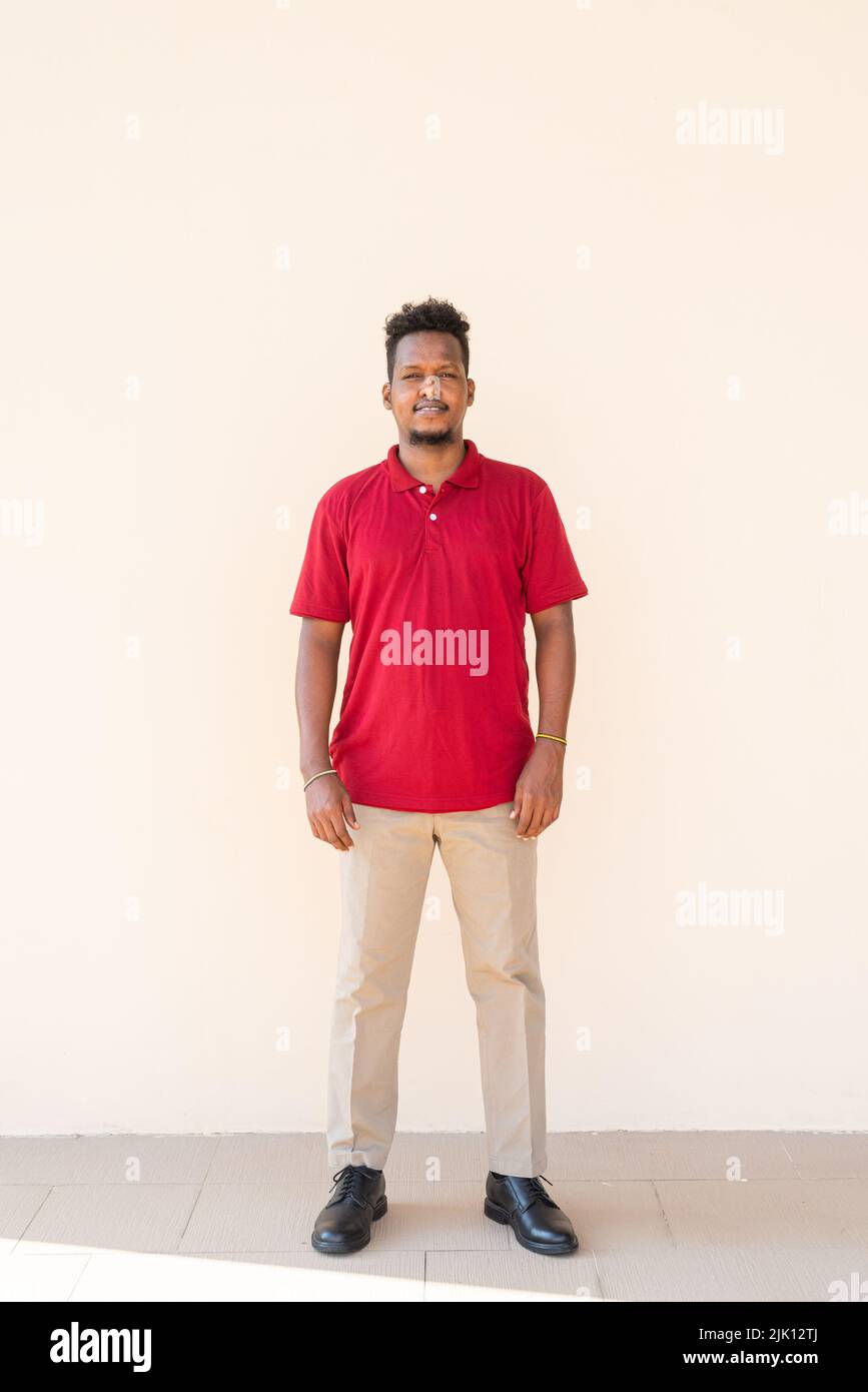 Porträt eines hübschen jungen afrikanischen Mannes Stockfoto