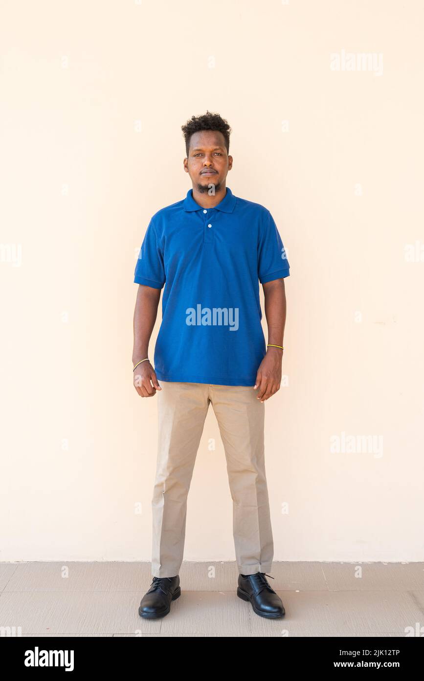 Porträt eines hübschen jungen afrikanischen Mannes Stockfoto