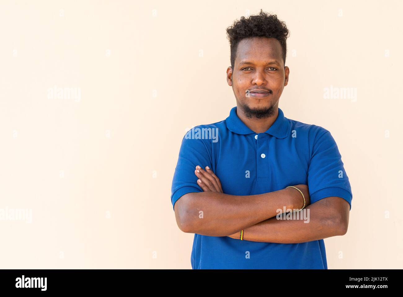 Porträt eines hübschen jungen afrikanischen Mannes Stockfoto