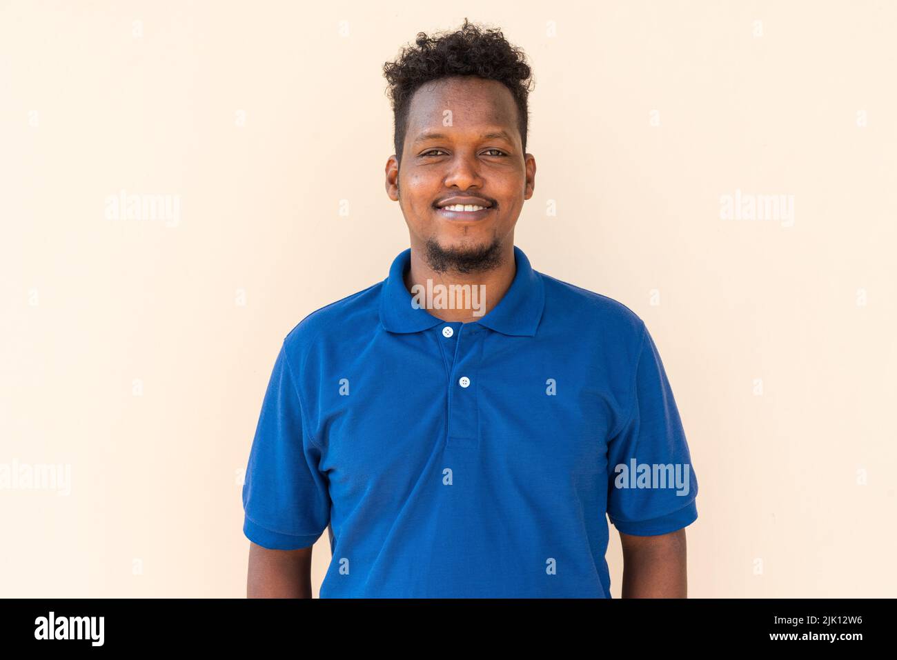 Porträt eines hübschen jungen afrikanischen Mannes Stockfoto