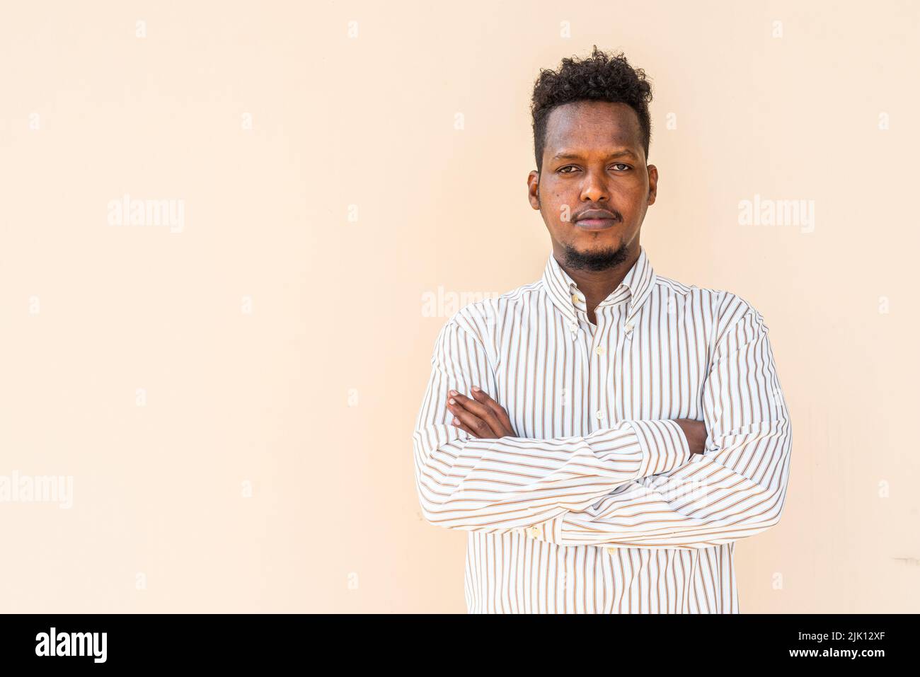 Porträt eines hübschen jungen afrikanischen Mannes Stockfoto