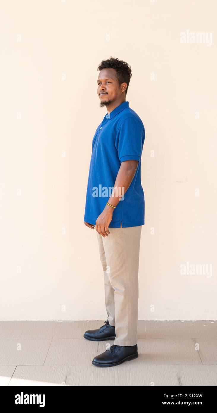 Porträt eines hübschen jungen afrikanischen Mannes Stockfoto
