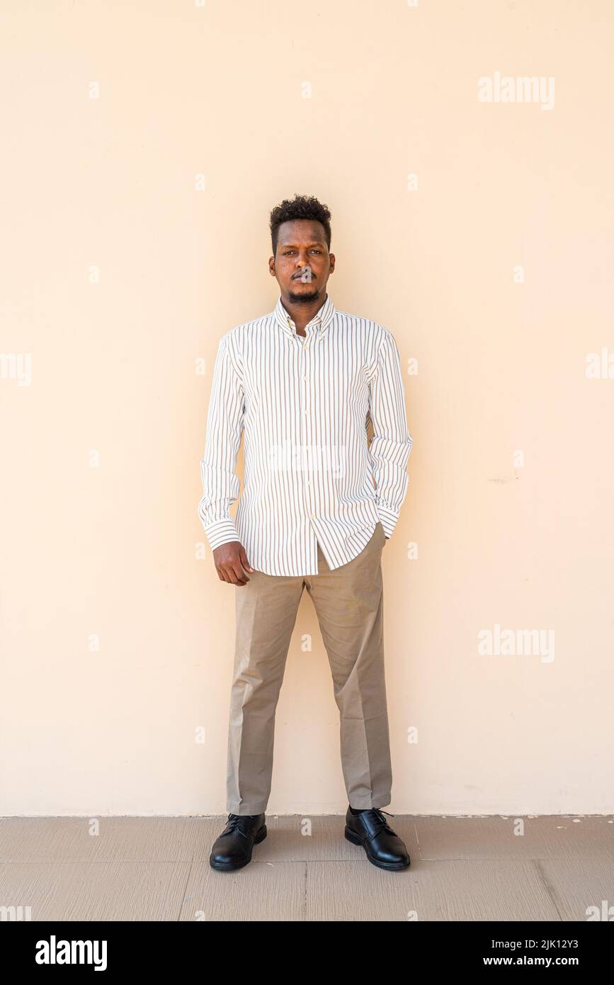 Porträt eines hübschen jungen afrikanischen Mannes Stockfoto