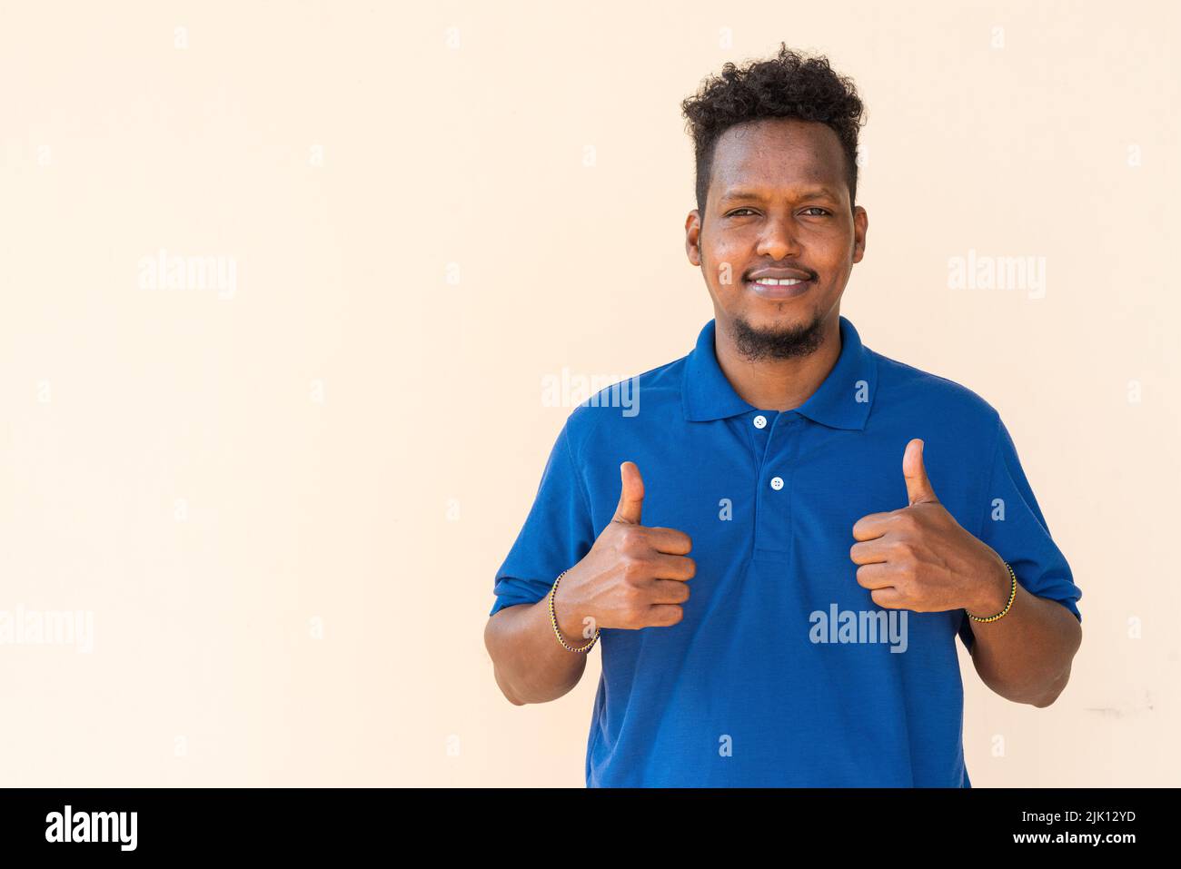 Porträt eines hübschen jungen afrikanischen Mannes Stockfoto