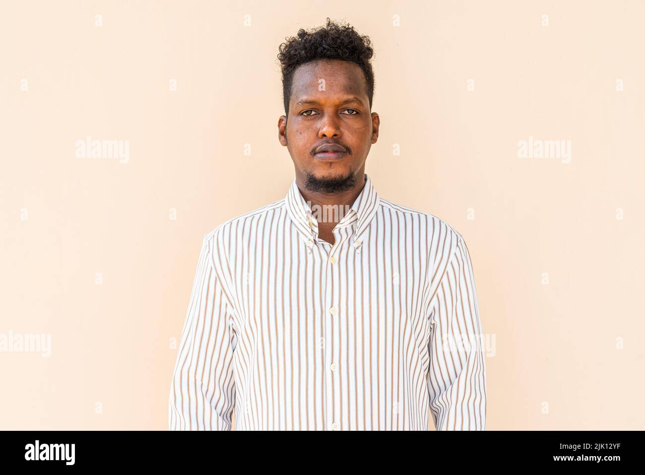 Porträt eines hübschen jungen afrikanischen Mannes Stockfoto