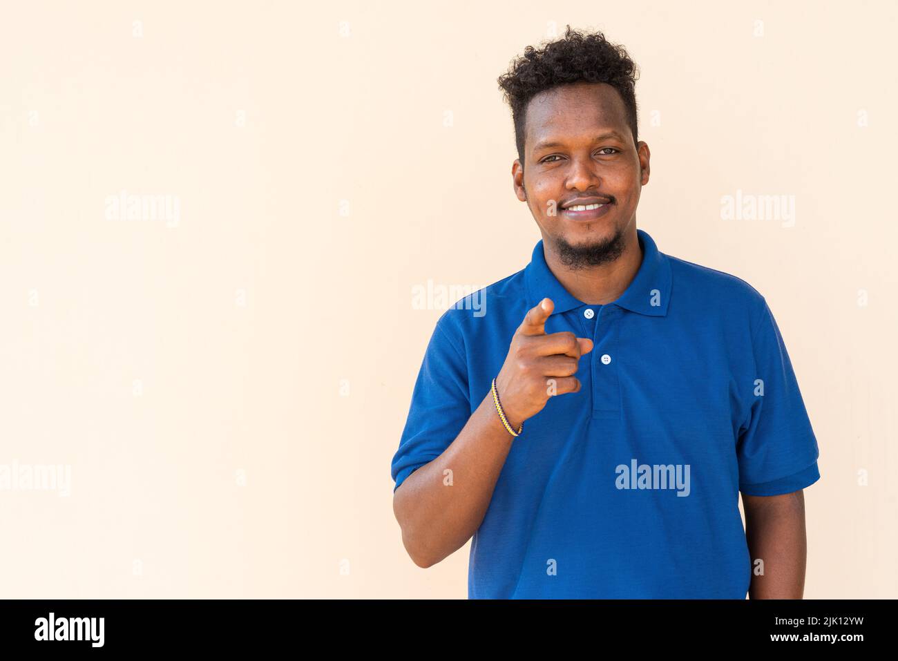 Porträt eines hübschen jungen afrikanischen Mannes Stockfoto