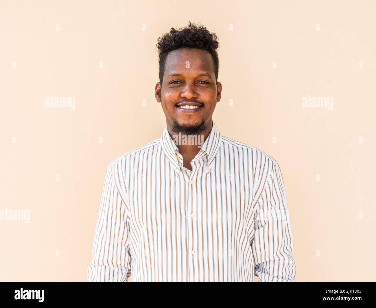 Porträt eines hübschen jungen afrikanischen Mannes Stockfoto