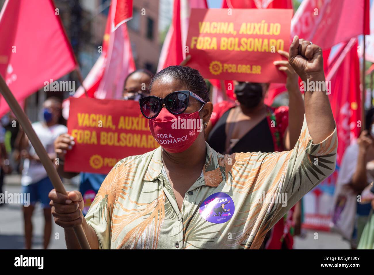 Menschen mit Schutzmasken bei den Protesten gegen Präsident Jair Bolsonaro im Stadtzentrum von Salvador, Bahia. Stockfoto