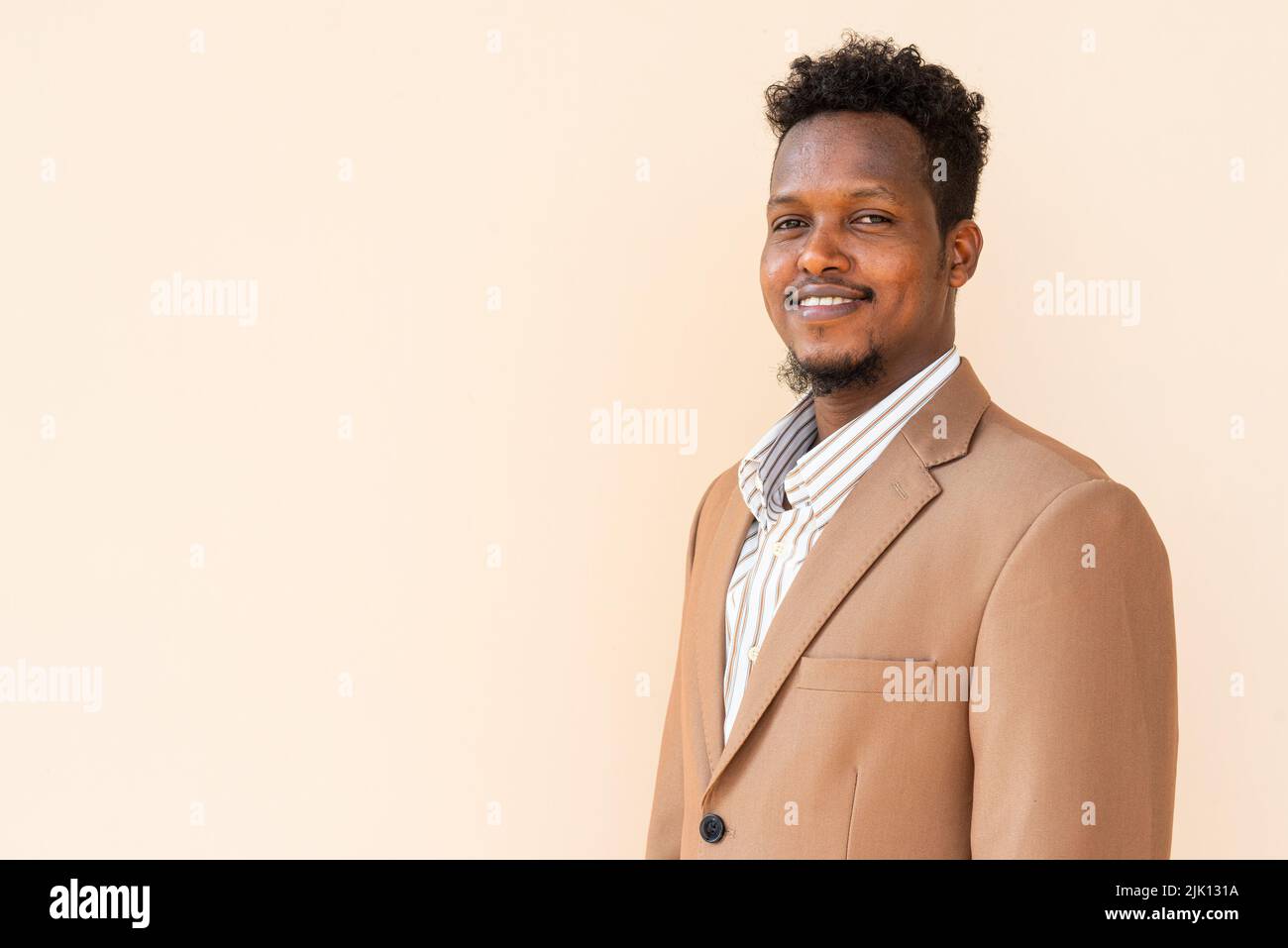 Porträt eines hübschen jungen afrikanischen Mannes Stockfoto