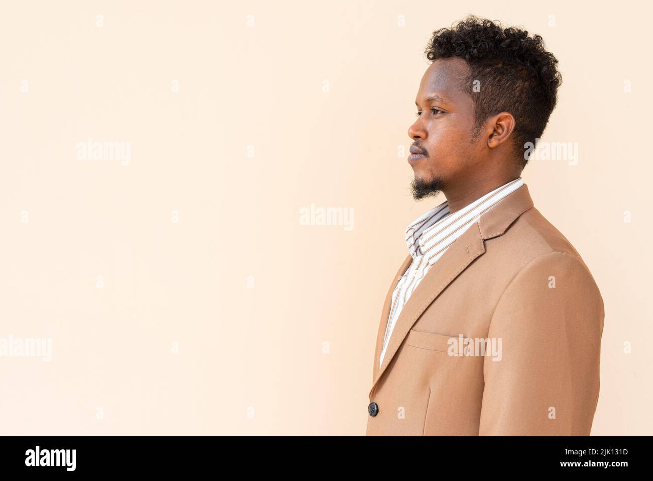 Porträt eines hübschen jungen afrikanischen Mannes Stockfoto