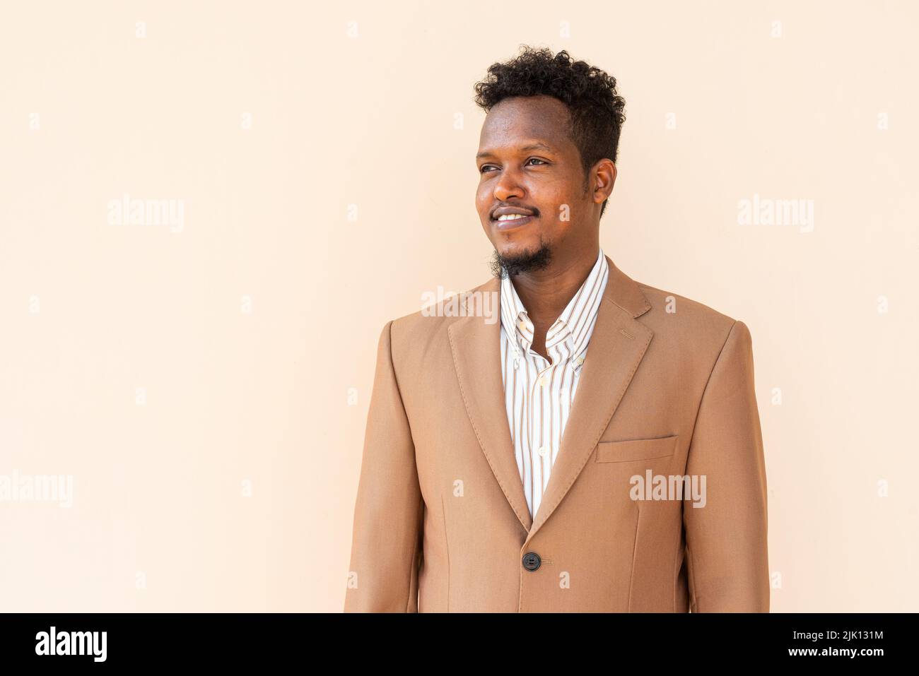 Porträt eines hübschen jungen afrikanischen Mannes Stockfoto