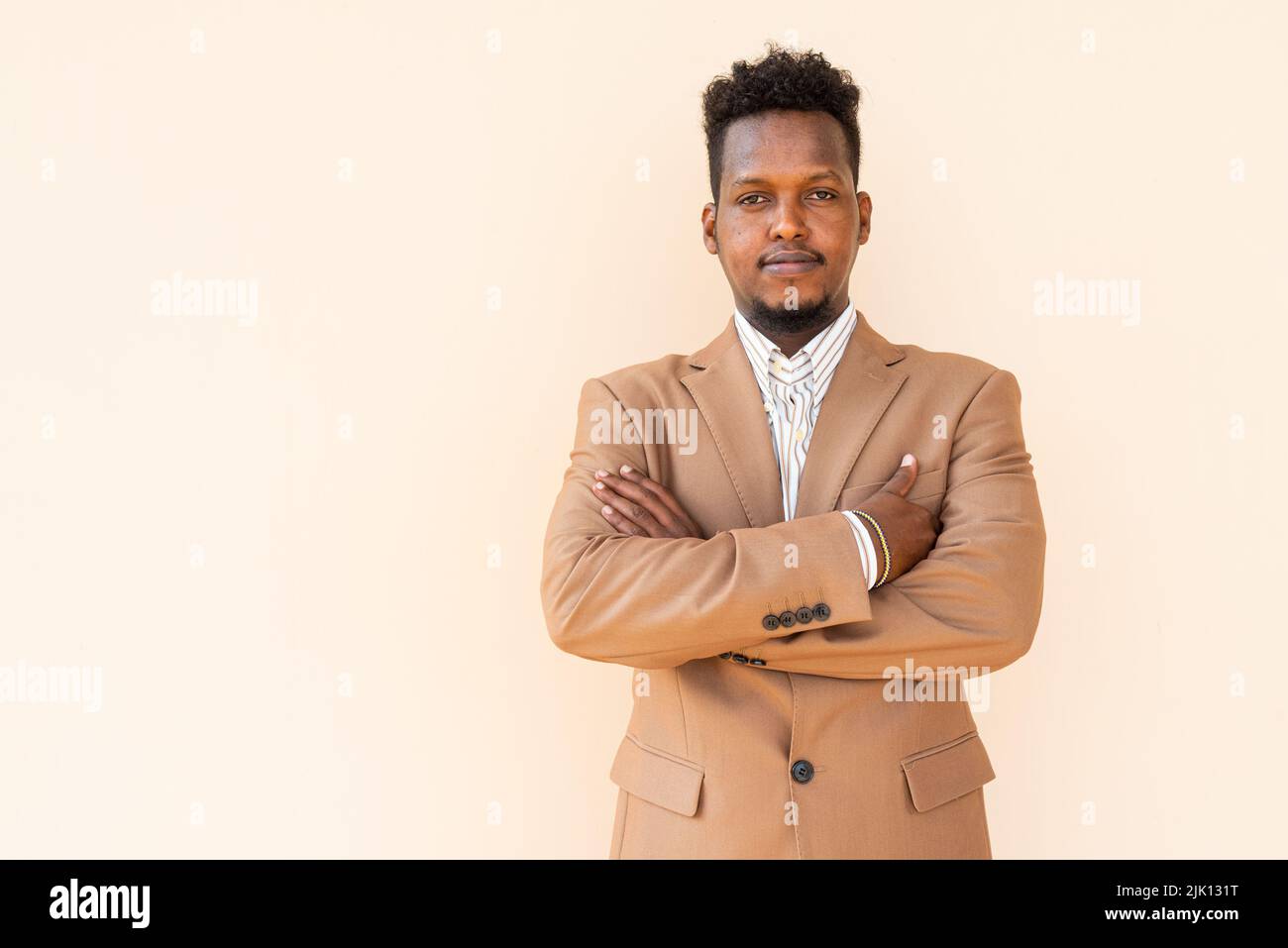 Porträt eines hübschen jungen afrikanischen Mannes Stockfoto