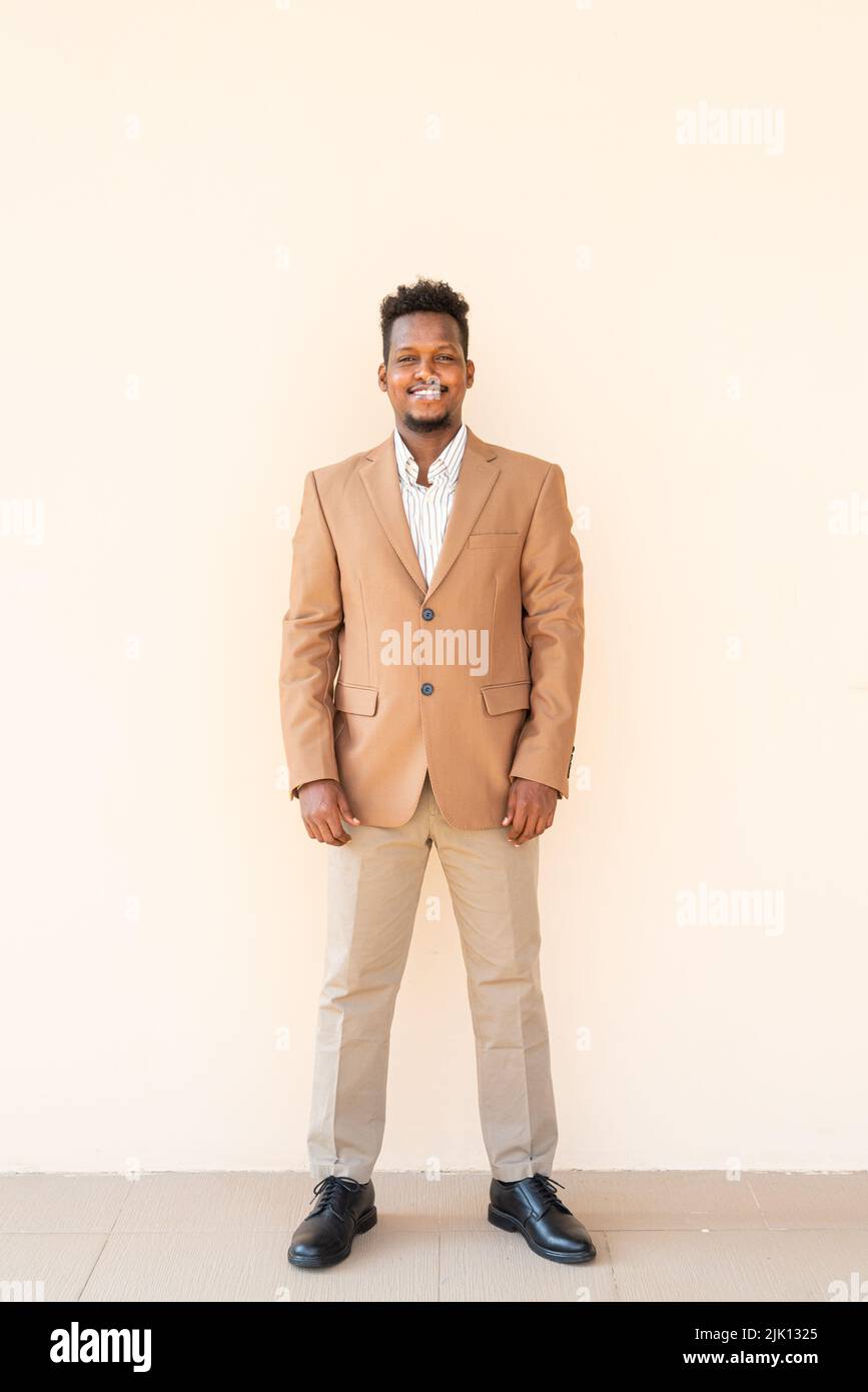 Porträt eines hübschen jungen afrikanischen Mannes Stockfoto