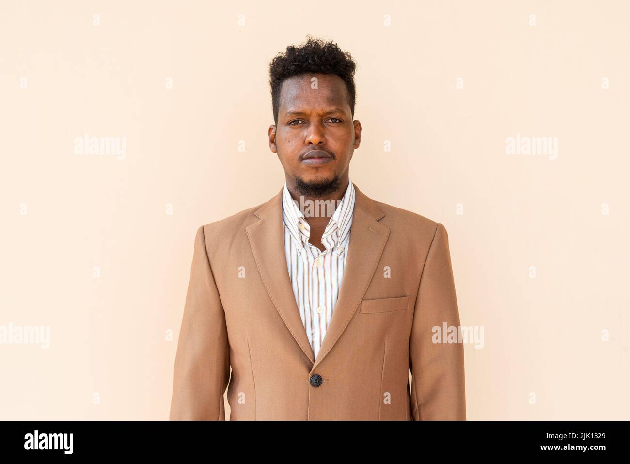 Porträt eines hübschen jungen afrikanischen Mannes Stockfoto
