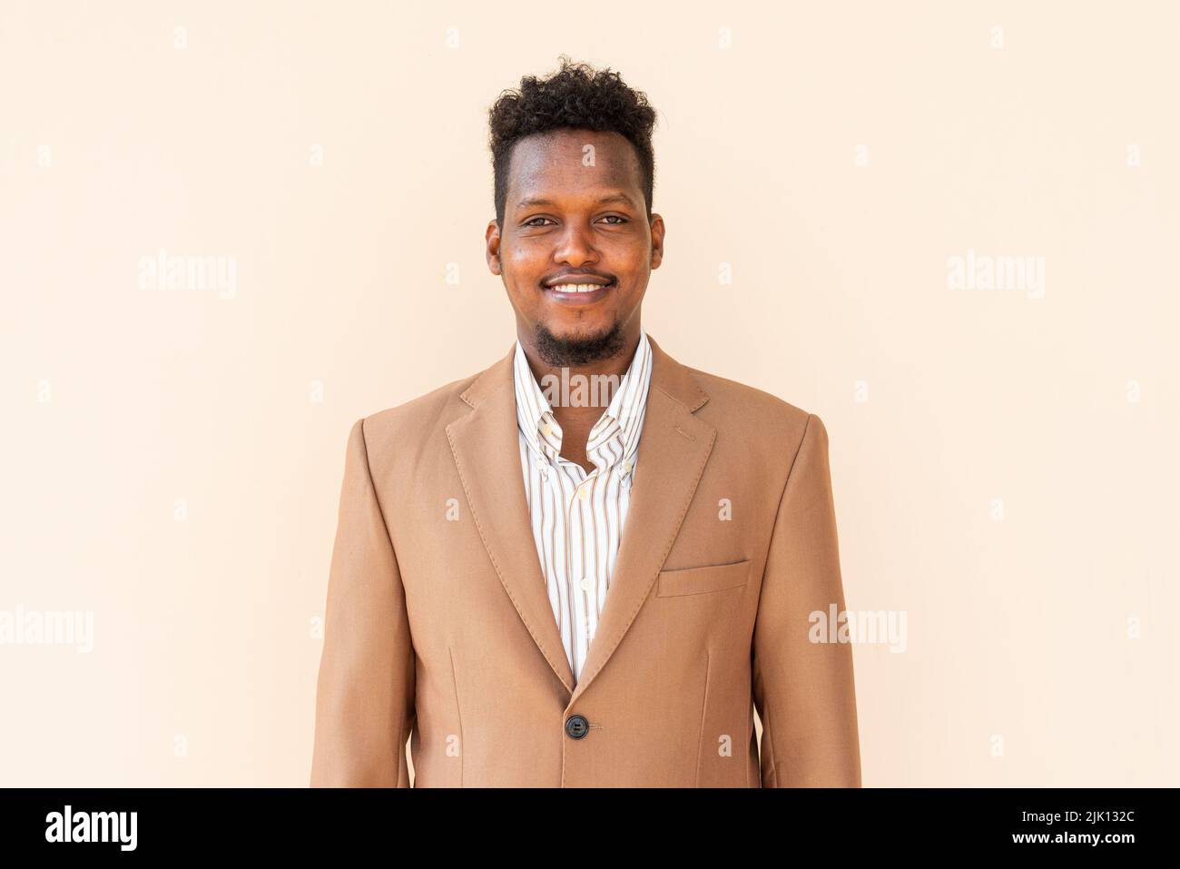 Porträt eines hübschen jungen afrikanischen Mannes Stockfoto