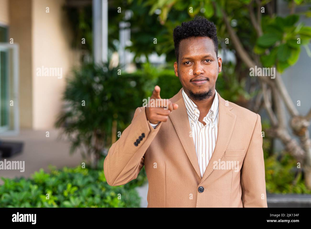 Porträt eines hübschen jungen afrikanischen Mannes Stockfoto