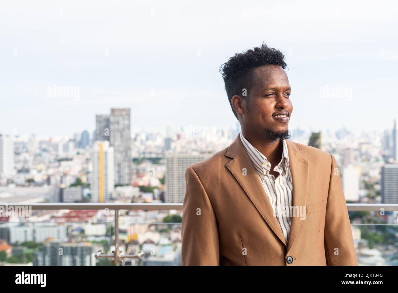 Porträt eines hübschen jungen afrikanischen Mannes Stockfoto