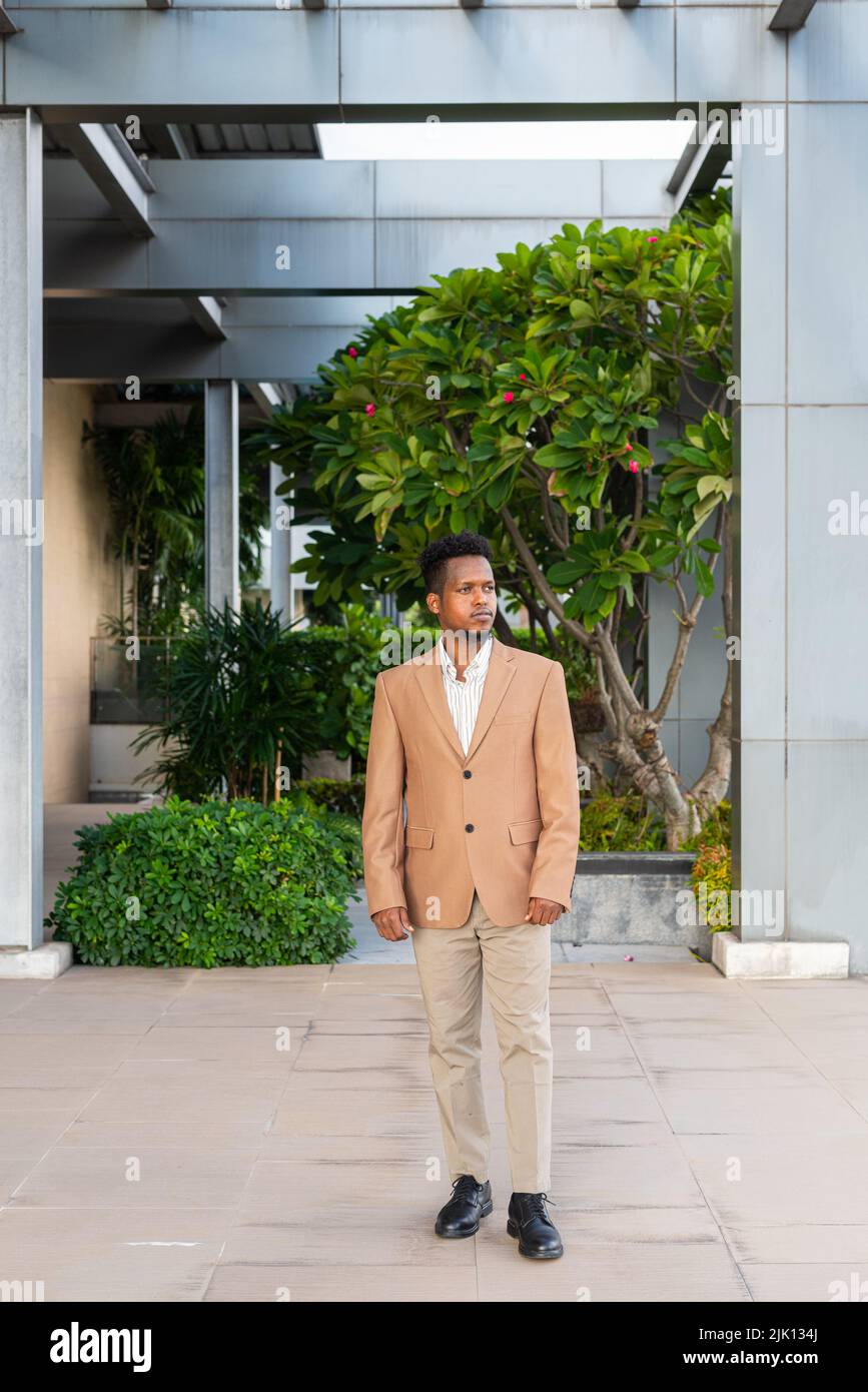 Porträt eines hübschen jungen afrikanischen Mannes Stockfoto