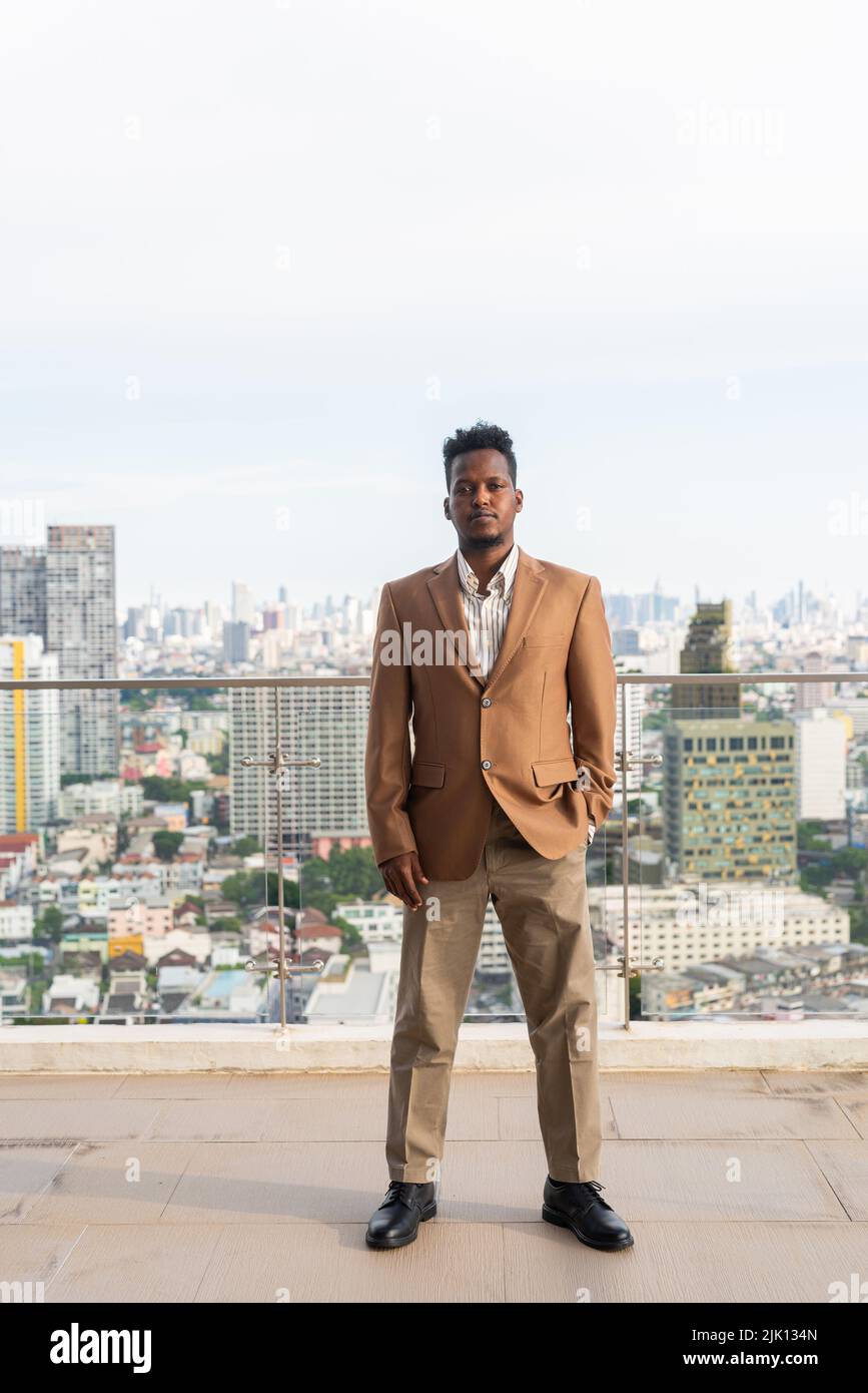 Porträt eines hübschen jungen afrikanischen Mannes Stockfoto