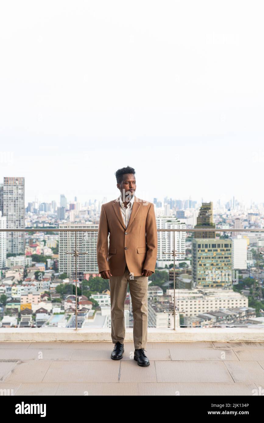 Porträt eines hübschen jungen afrikanischen Mannes Stockfoto