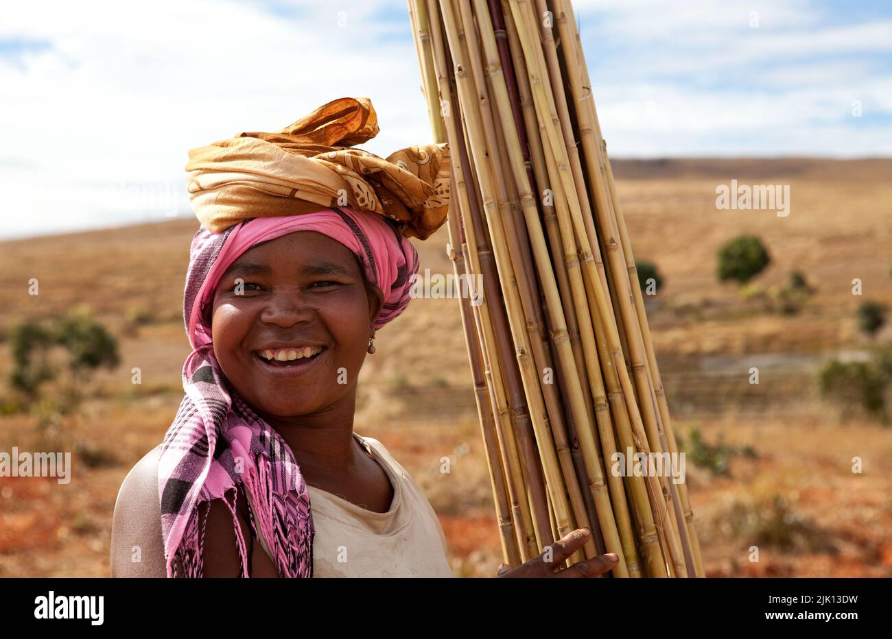 Porträt eines Dorfbewohners, der Bambus sammelt, Isalo, Madagaskar, Afrika Stockfoto