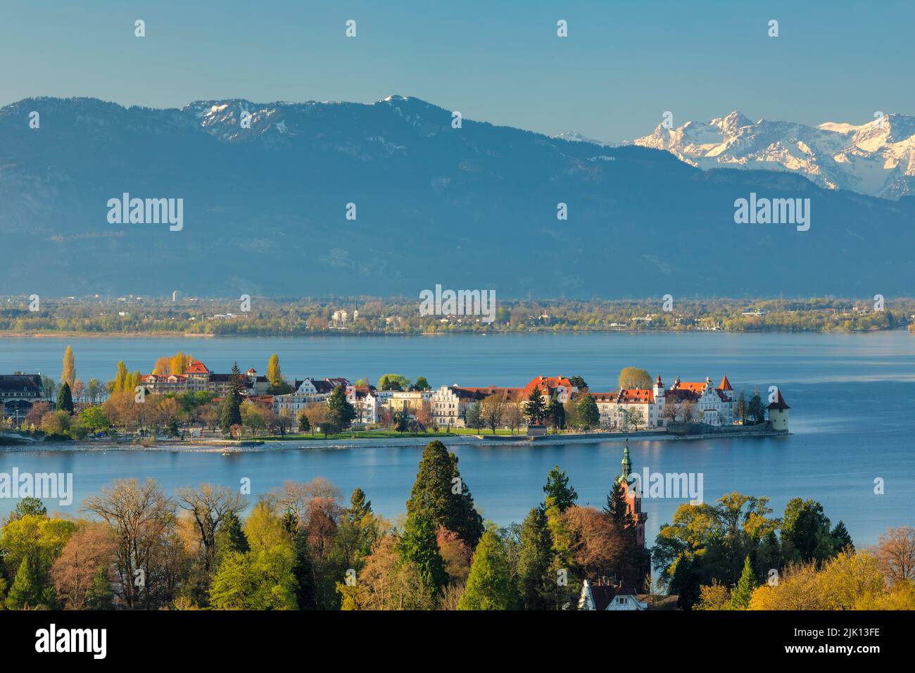 Blick über Lindau und den Bodensee zu den Schweizer Alpen, Bayern, Deutschland, Europa Stockfoto