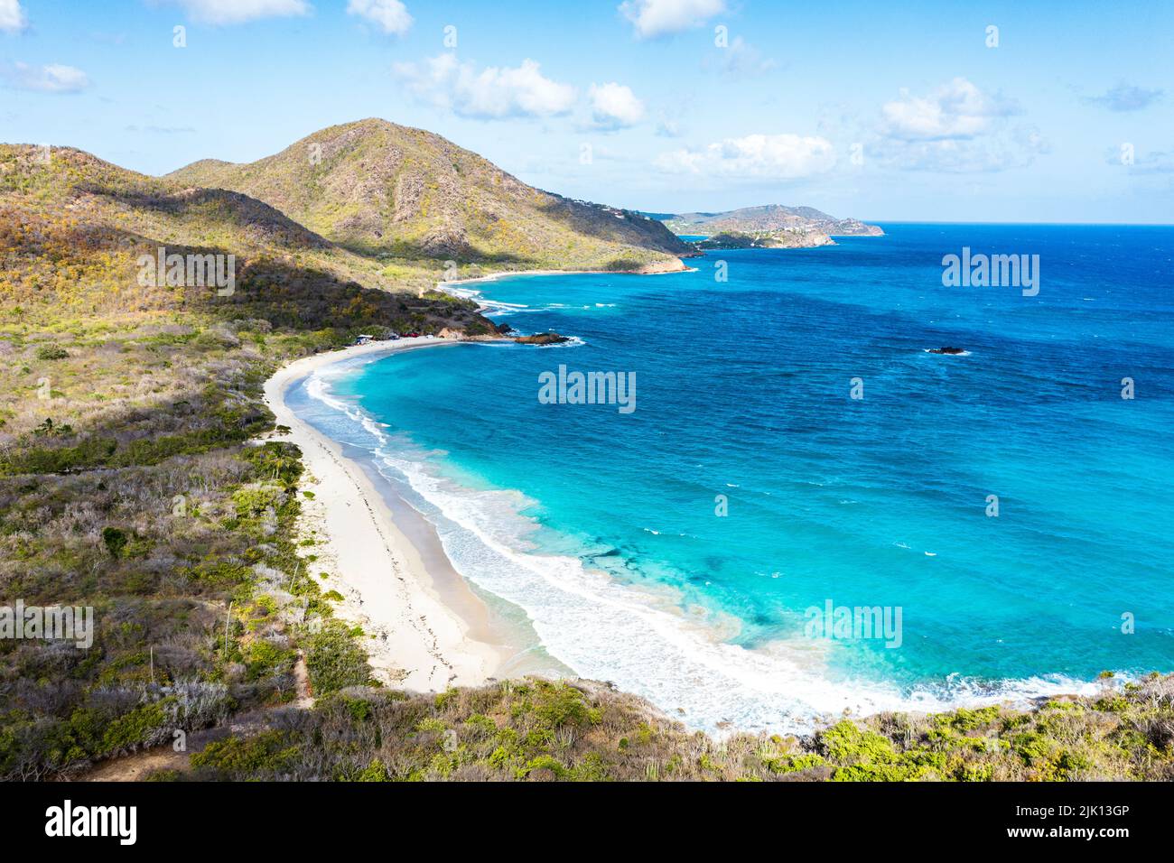 Blick von oben auf das kristallklare türkisfarbene Meer rund um den idyllischen Rendezvous Beach, Antigua, Westindien, Karibik, Mittelamerika Stockfoto