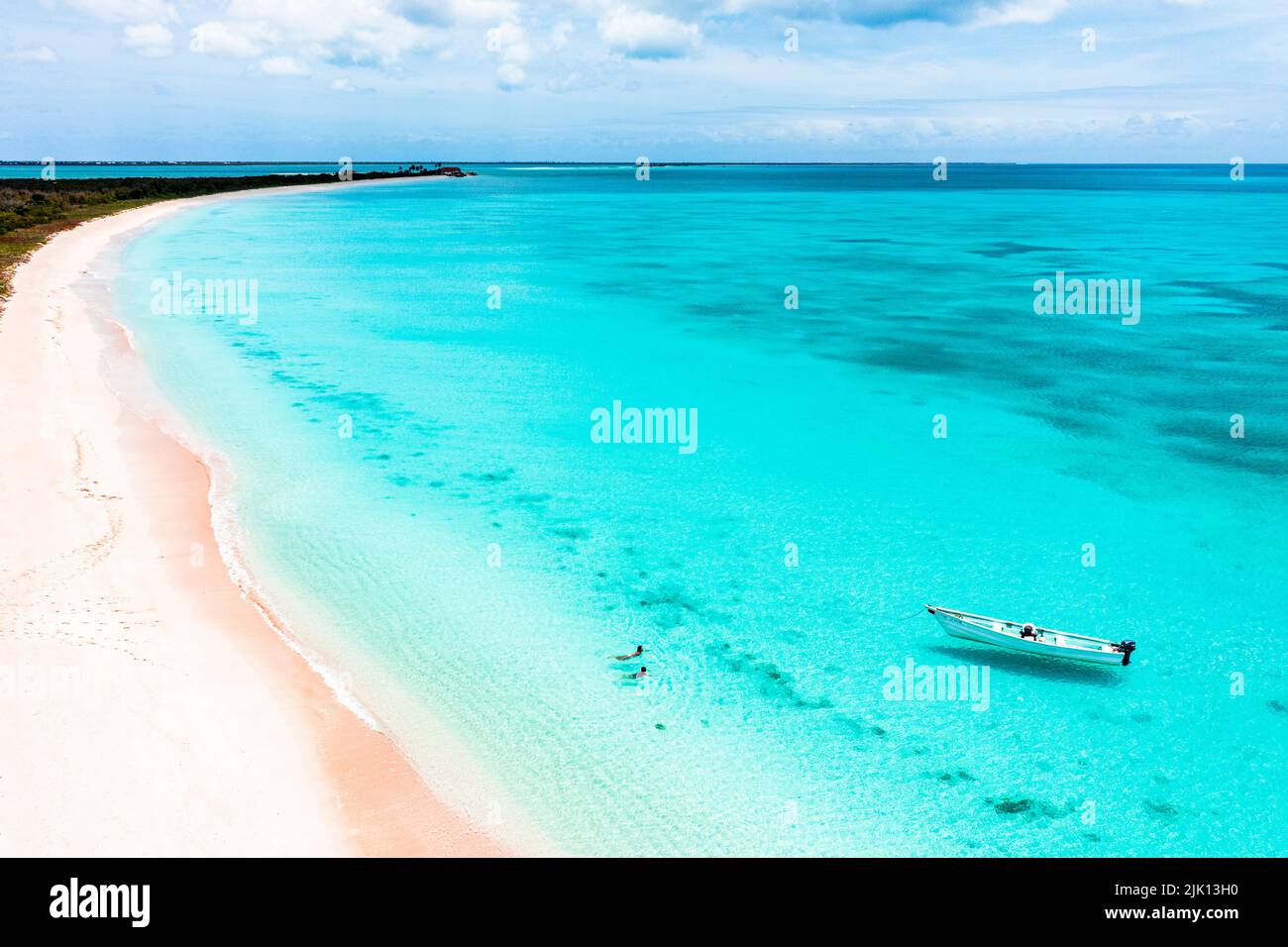 Mutter und Sohn schwimmen im kristallklaren Meer neben einem rosa Sandstrand, Luftaufnahme, Barbuda, Antigua und Barbuda, Westindien, Karibik Stockfoto