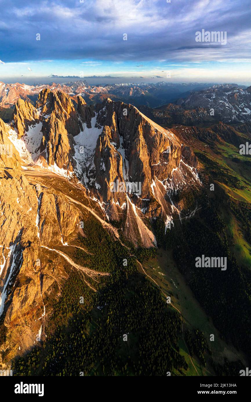 Luftaufnahme der Sassopiatto-Gruppe und der Cinque Dita-Berge bei Sonnenuntergang, Dolomiten, Südtirol, Italien, Europa Stockfoto