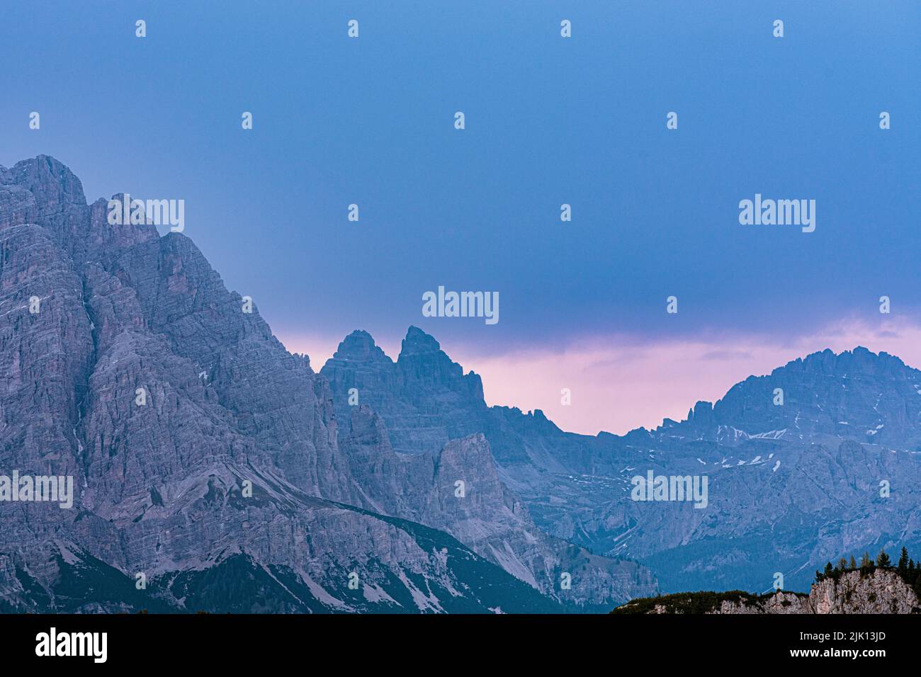 Majestätische Felsen von drei Zinnen von Lavaredo bei einem rosa Sonnenaufgang, Dolomiten, Südtirol, Italien, Europa Stockfoto