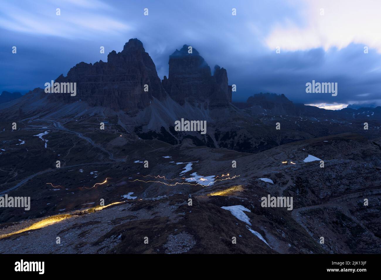 Wolken in der Abenddämmerung am nebligen Himmel über den majestätischen Felsen von Tre Cime di Lavaredo, Dolomiten, Südtirol, Italien, Europa Stockfoto