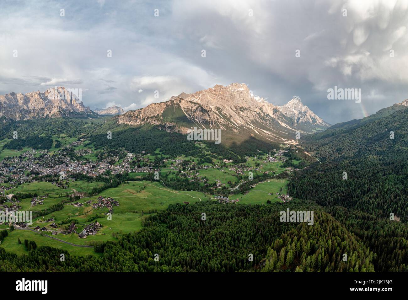 Wolken über Monte Cristallo, Sorapiss, Antelao Berge und Wälder im Frühling, Cortina D'Ampezzo, Dolomiten, Venetien, Italien, Europa Stockfoto