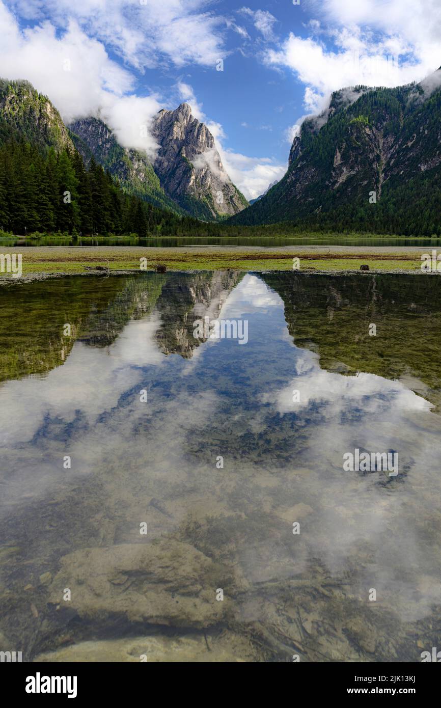Klares Wasser des Toblacher Sees im Frühling, Dolomiten, Pustertal, Provinz Bozen, Südtirol, Italien, Europa Stockfoto