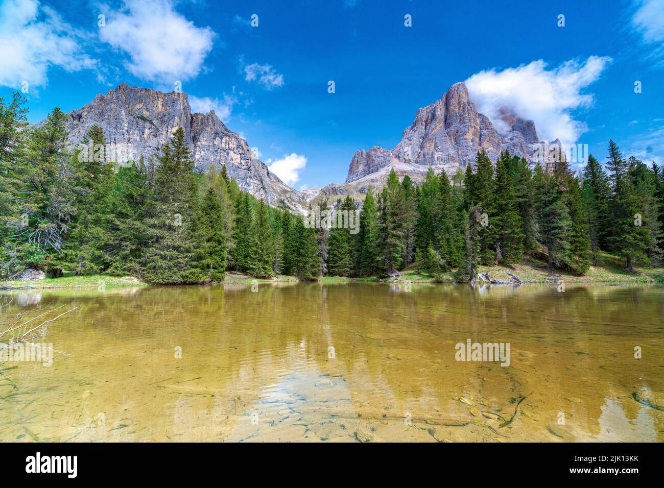 Der majestätische Gipfel des Tofana di Rozes spiegelt sich im klaren Wasser des Bai De Dones-Sees, der Dolomiten, des Lagazuoi-Passes, Veneto, Italien, Europa Stockfoto