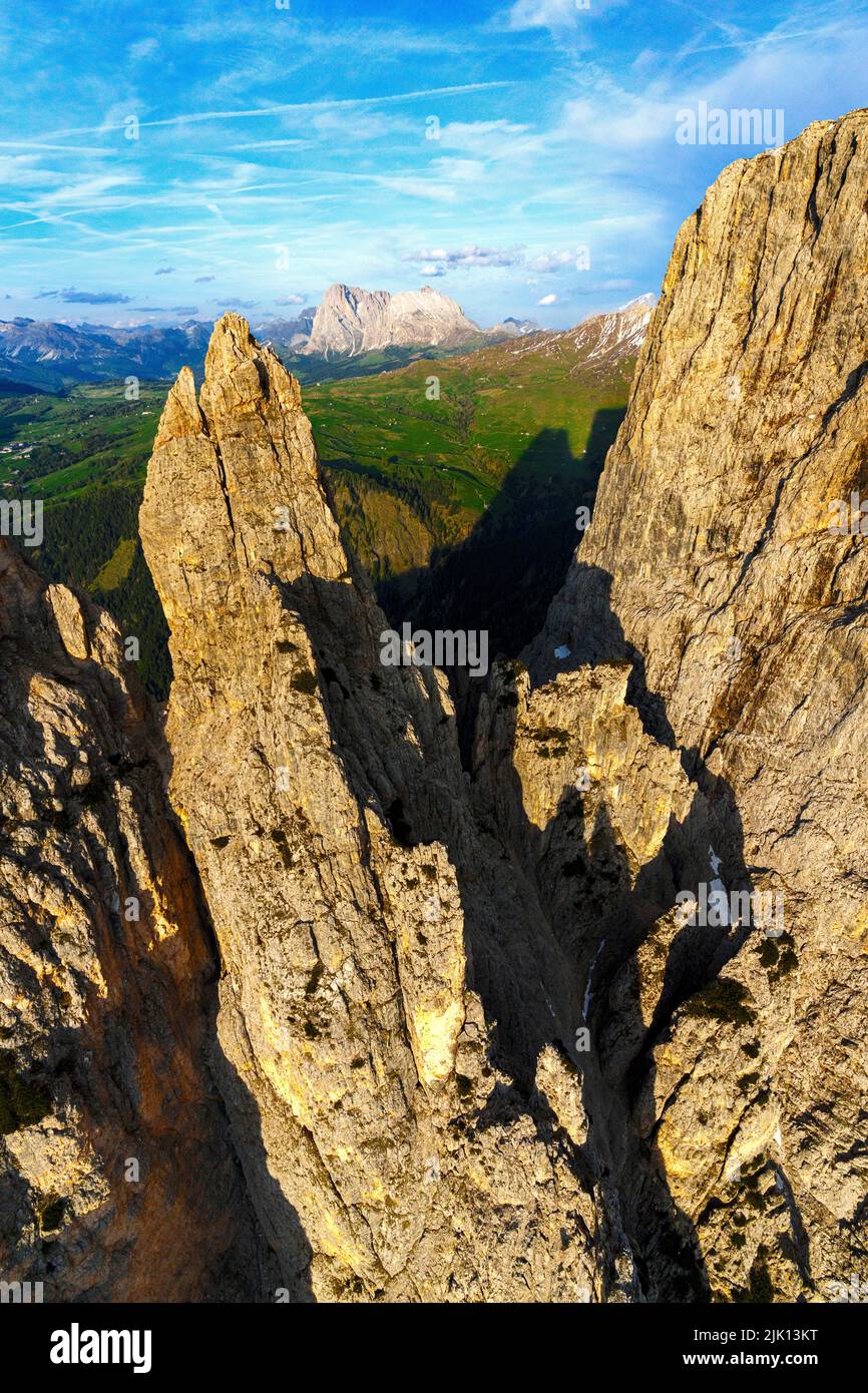 Luftaufnahme des Schlerns mit Langkofel- und Langkofelbergen im Hintergrund, Seiser Alm, Dolomiten, Südtirol, Italien, Europa Stockfoto