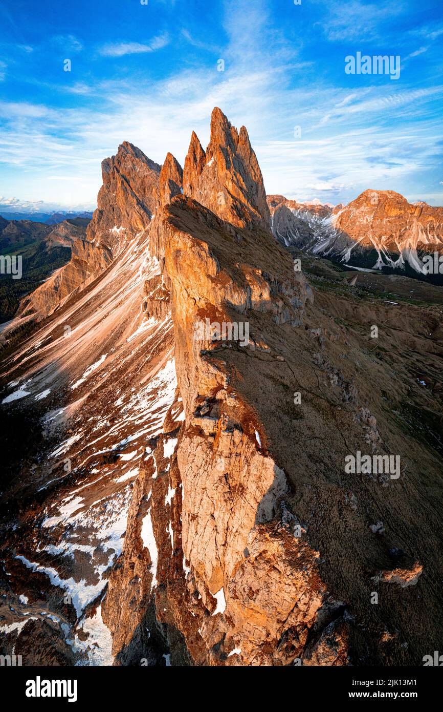 Luftaufnahme der Geisler Gruppe, Seceda, Furchetta und Sass Rigais bei Sonnenuntergang, Dolomiten, Südtirol, Italien, Europa Stockfoto