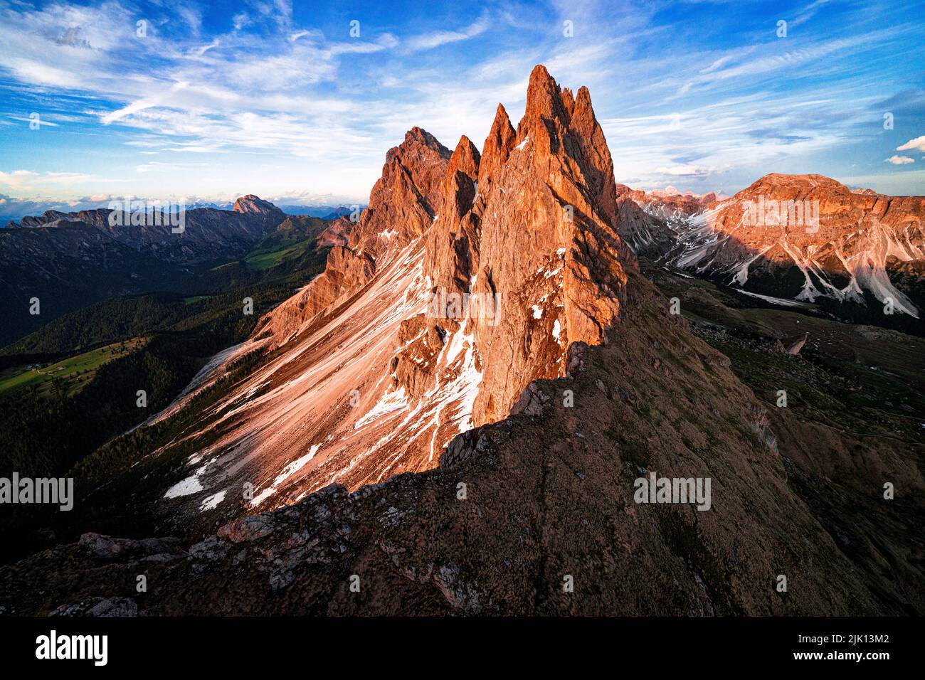 Majestätische Gipfel der Geisler Gruppe, Seceda, Furchetta und Sass Rigais bei Sonnenuntergang, Luftaufnahme, Dolomiten, Südtirol, Italien, Europa Stockfoto
