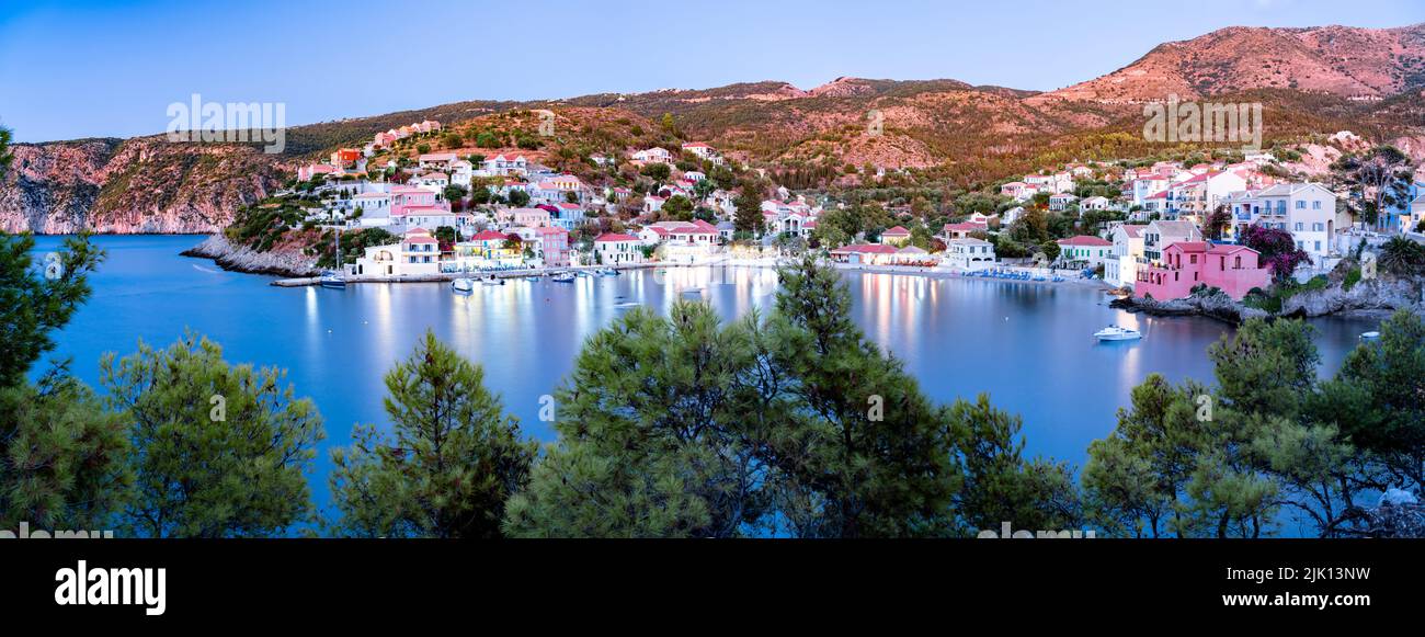 Bunte Häuser im Fischerdorf Assos in der Abenddämmerung, Kefalonia, Ionische Inseln, griechische Inseln, Griechenland, Europa Stockfoto