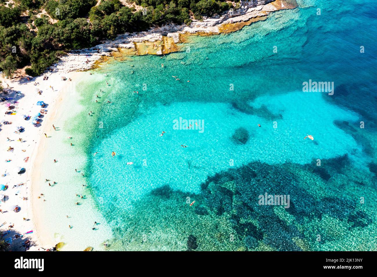 Touristen schwimmen im türkisfarbenen, transparenten Meer am Emplisi Strand, Blick von oben, Fiskardo, Kefalonia, Ionische Inseln, Griechische Inseln, Griechenland, Europa Stockfoto