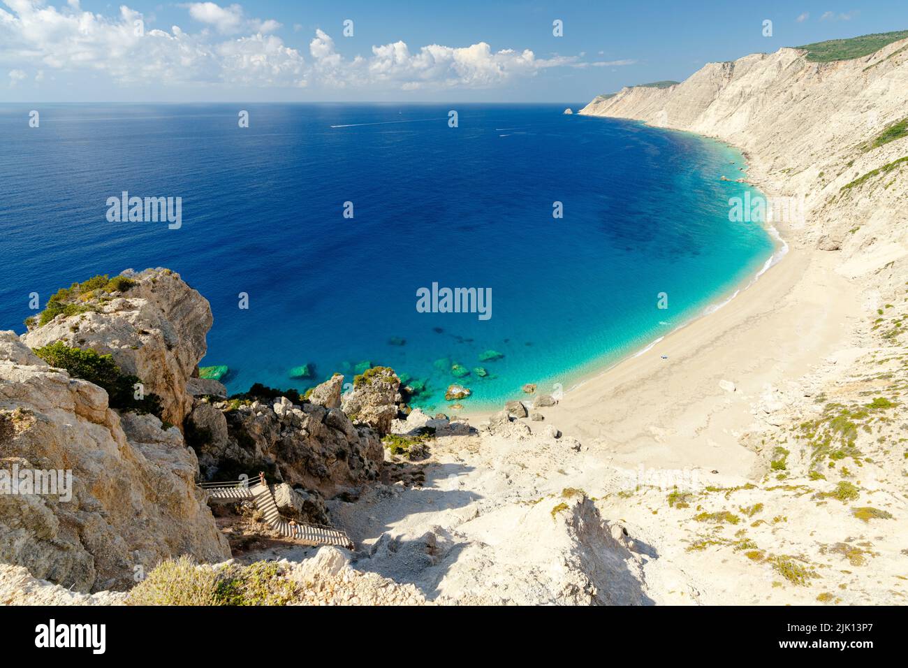 Weißer Sand am Strand von Ammos, gewaschen vom kristallklaren türkisfarbenen Meer, Blick von oben, Kefalonia, Ionische Inseln, griechische Inseln, Griechenland, Europa Stockfoto