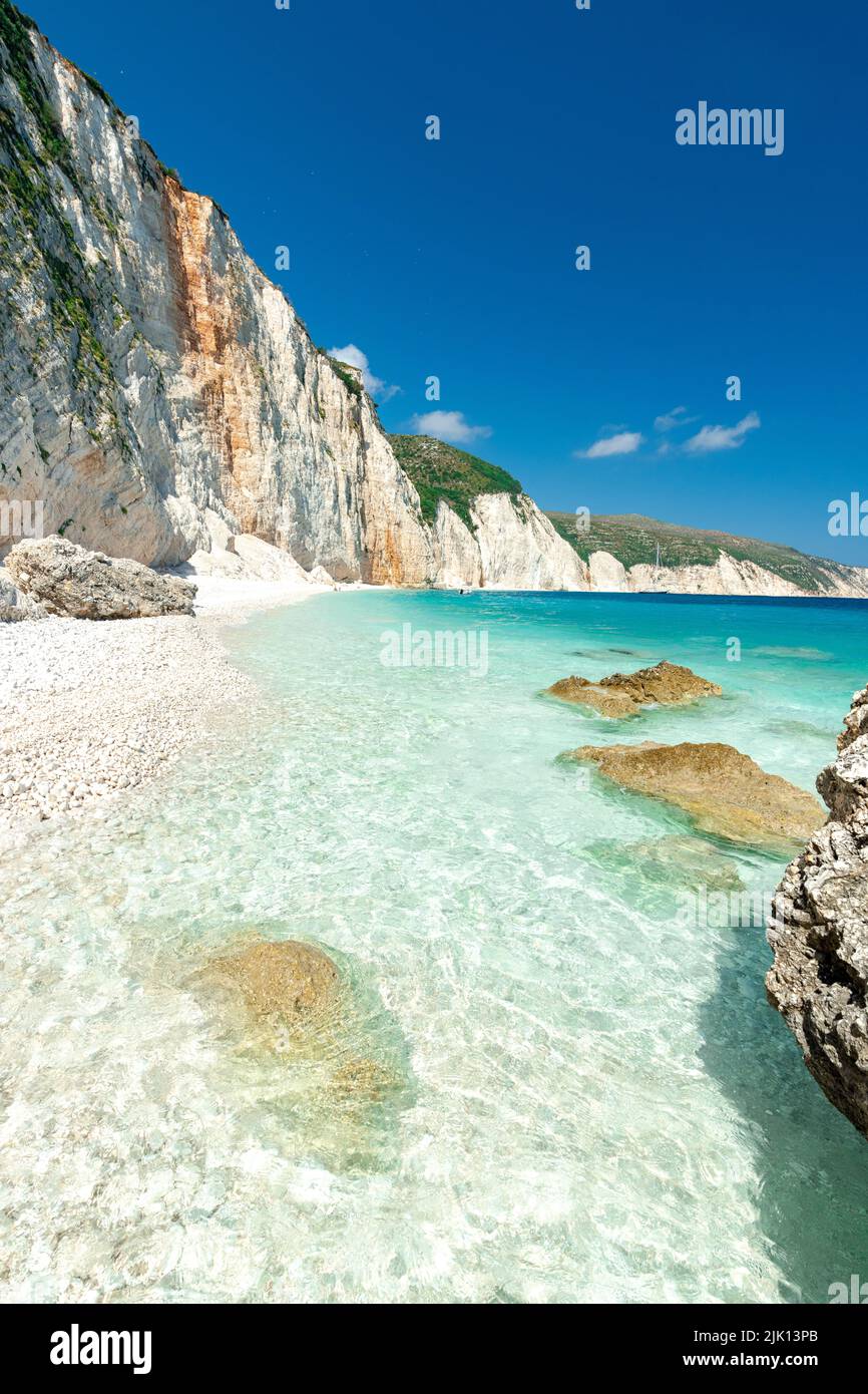 Klarer Sommerhimmel über dem türkisfarbenen Meer am Fteri Beach, Kefalonia, Ionische Inseln, griechische Inseln, Griechenland, Europa Stockfoto