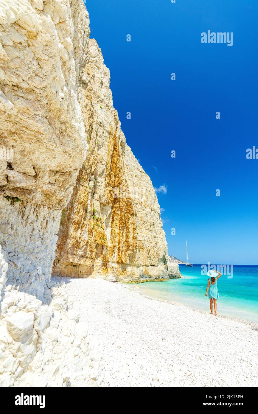 Frau, die die weißen Kalksteinfelsen am Fteri-Strand, Kefalonia, Ionische Inseln, griechische Inseln, Griechenland bewundert, Europa Stockfoto