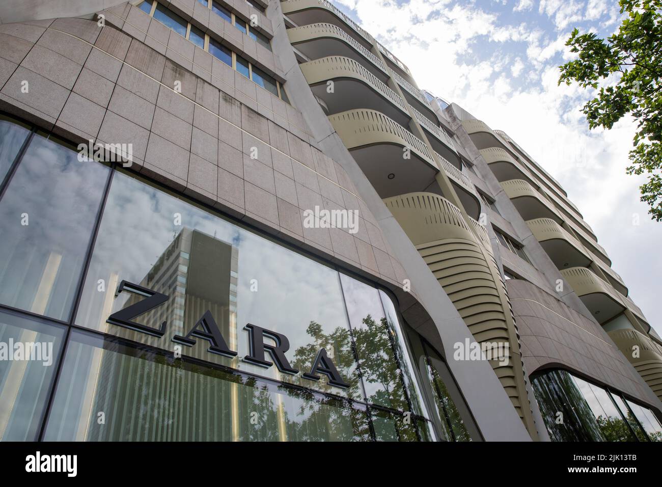 Brüssel, Belgien, 14.. Juli 2022: Außenfassade des Zara-Geschäfts im Zentrum von Brüssel Stockfoto