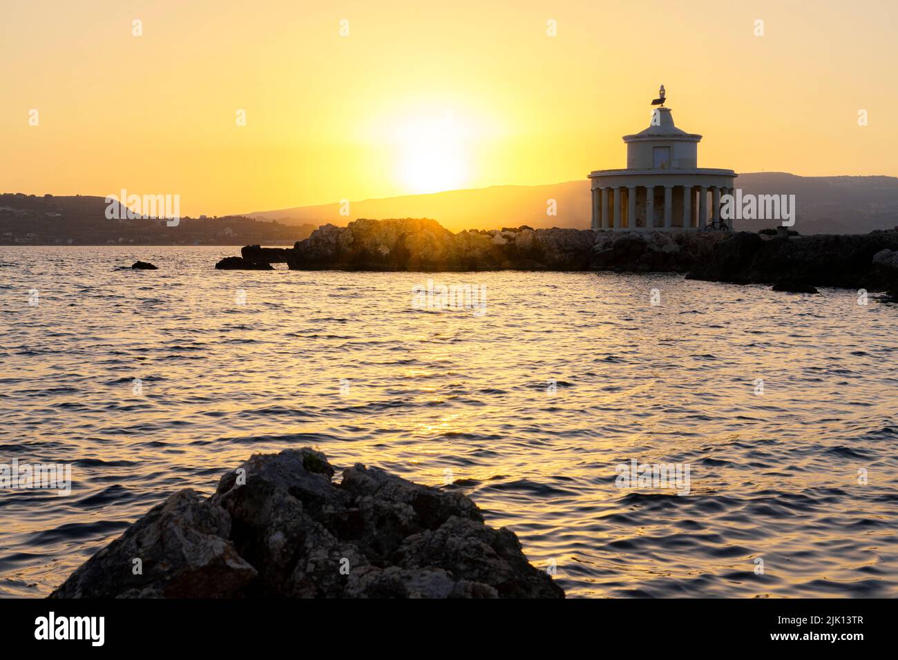 Leuchtturm von Saint Theodore auf Klippen bei Sonnenuntergang, Argostoli, Kefalonia, Ionische Inseln, griechische Inseln, Griechenland, Europa Stockfoto