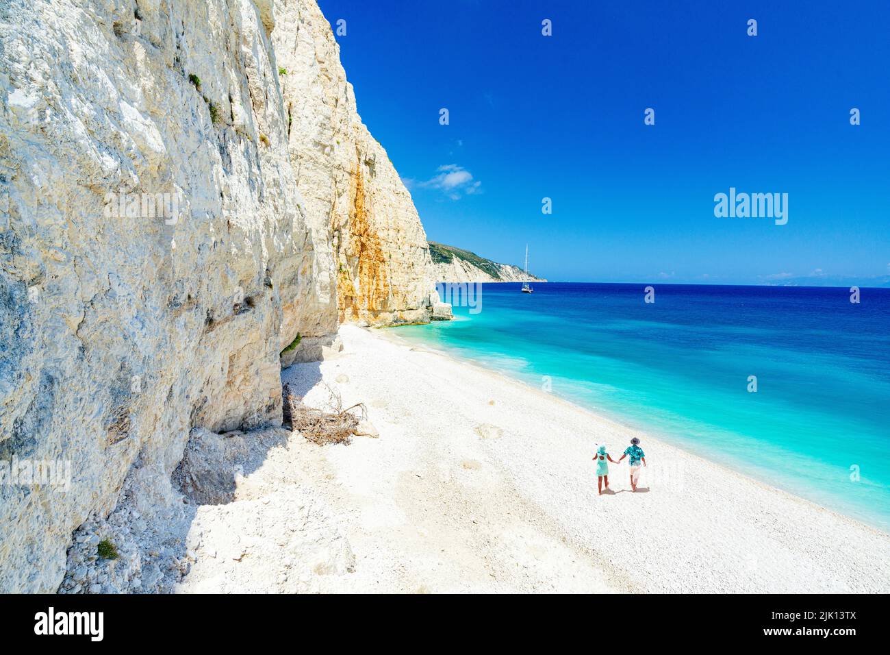 Mann und Frau halten sich die Hände am idyllischen Fteri-Strand, Blick von oben, Kefalonia, Ionische Inseln, griechische Inseln, Griechenland, Europa Stockfoto