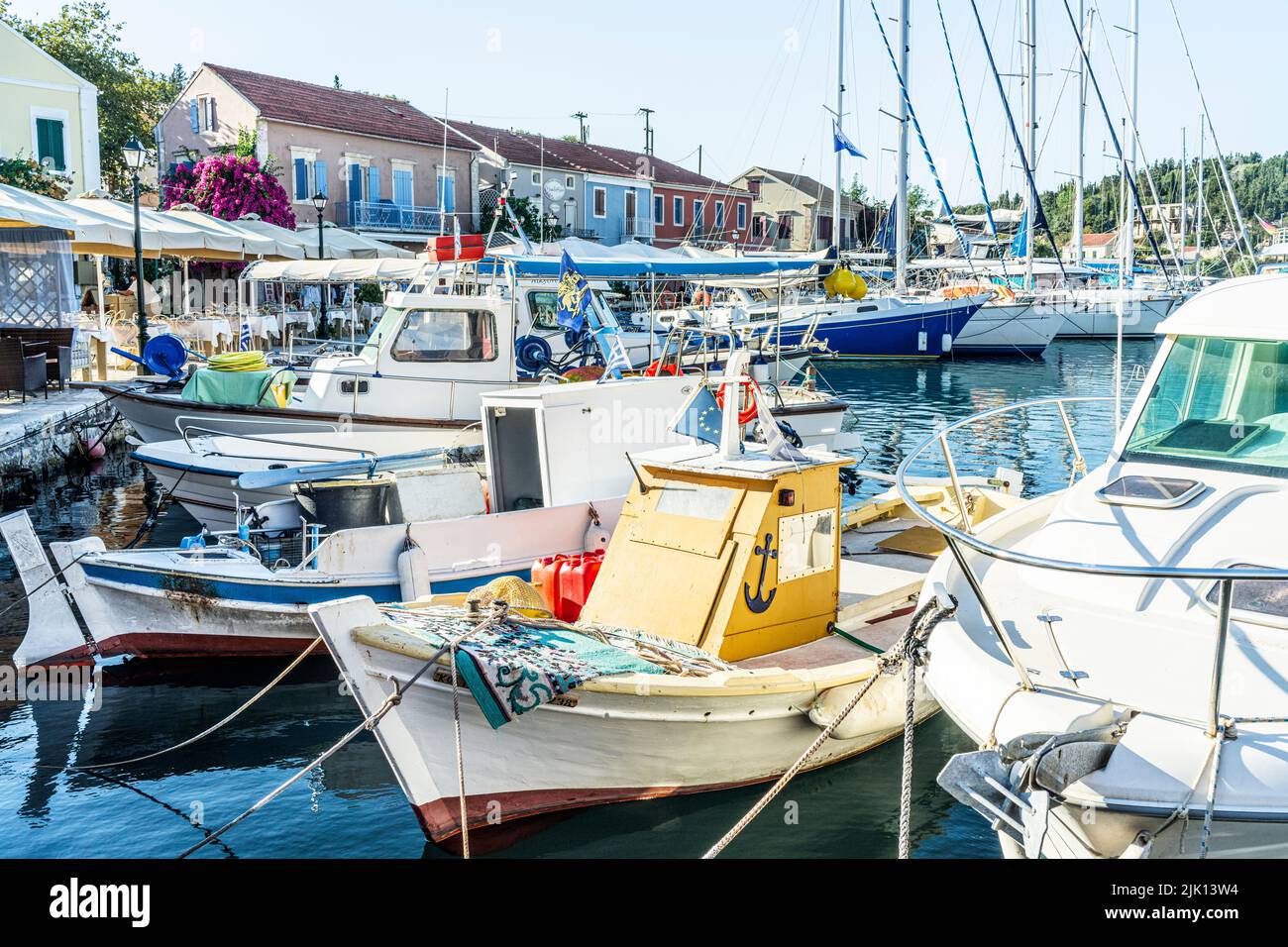Fischerboote, die im malerischen Hafen von Fiskardo, Kefalonia, Ionische Inseln, griechische Inseln, Griechenland, Europa Stockfoto