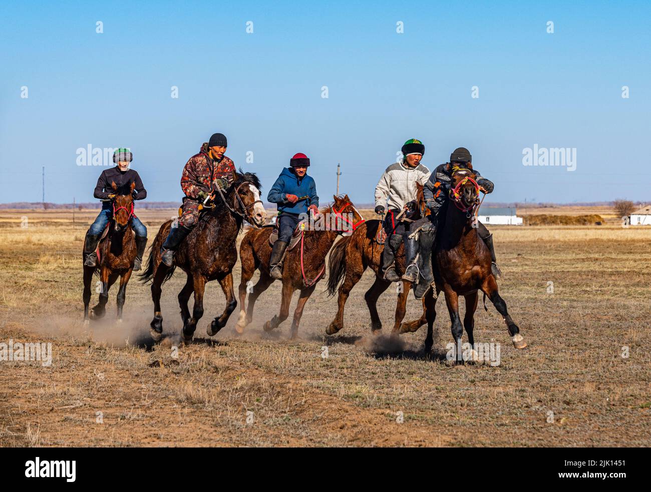 Männer üben Kokpar, nationales Pferdespiel, Kasachstan, Zentralasien, Asien Stockfoto